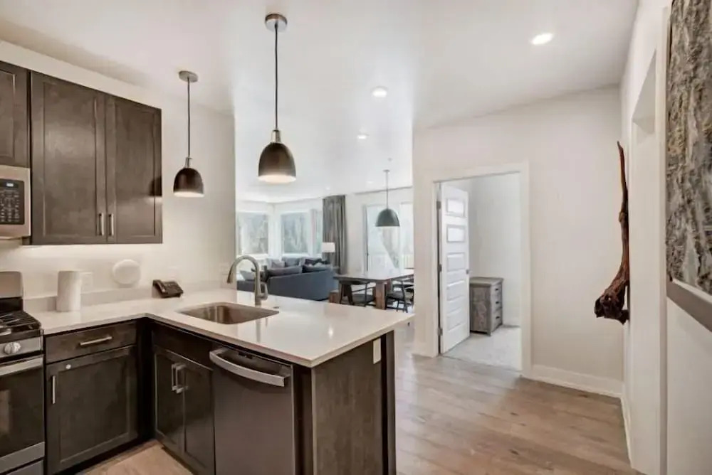 Clearwater Lofts - 3 Bedroom Luxury Condo Near Lakeside Village