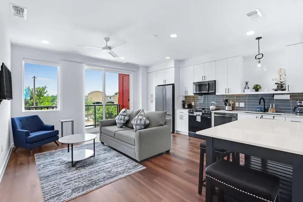 Chic Condo Minutes to Downtown, Gruene, & More