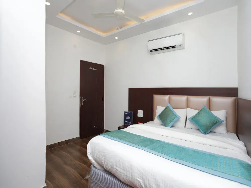 OYO 12503 Hotel Corner Point
