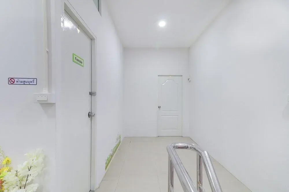 OYO 724 Green Light Cafe and Bed Hostel