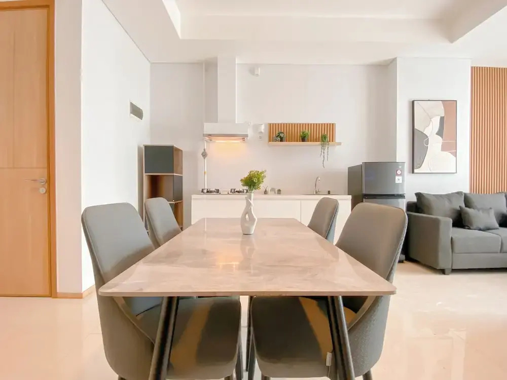 Modern Monochromatic 2Br Near Lrt Station At Apartment Samara Suites