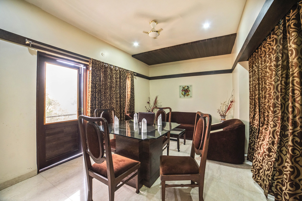 Fabhotel Santoor - Geeta Bhawan Square