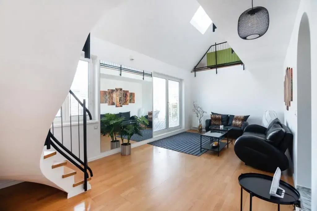 Vienna Roof Top Apartment with Terrace, Parking and AC