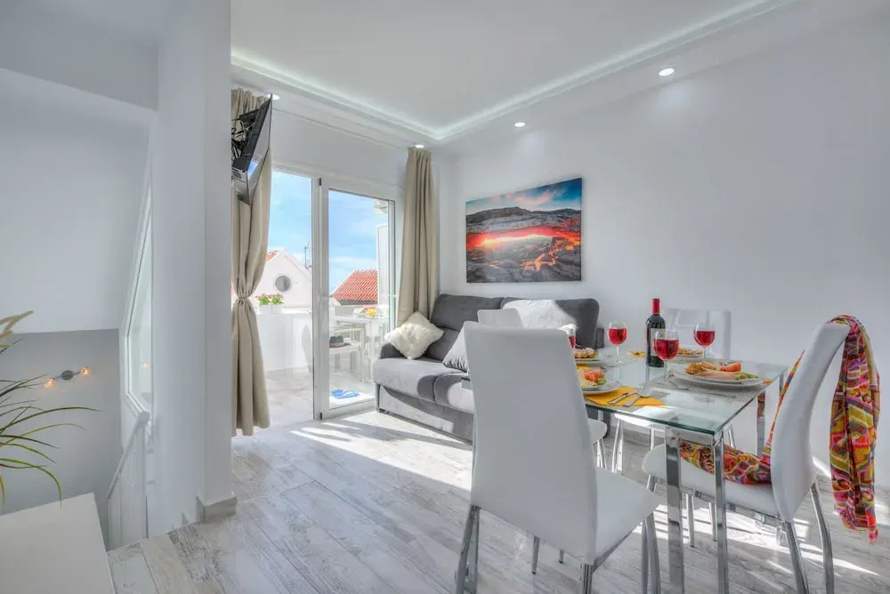 Tidy Apartment, Small Terrace and Air Conditioning