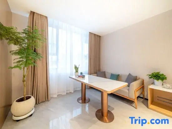 Yining Binjiang Peninsula Hotel (Liuxing Street Scenic Area Branch)