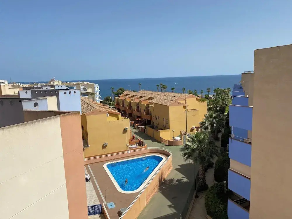 Apt - Sleeps 4 - Balcony - Communal Pool