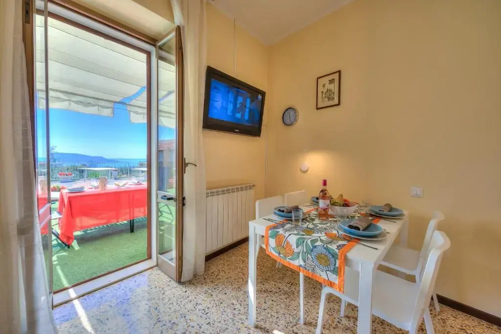 Gemma -Hilly area- relax with view lake