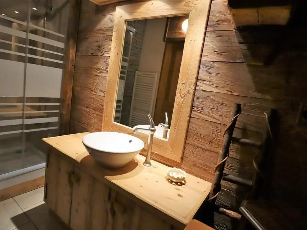 Chalet 3 pièces, 6 pers, 2 km des pistes, plein sud, internet - FR-1-342-158