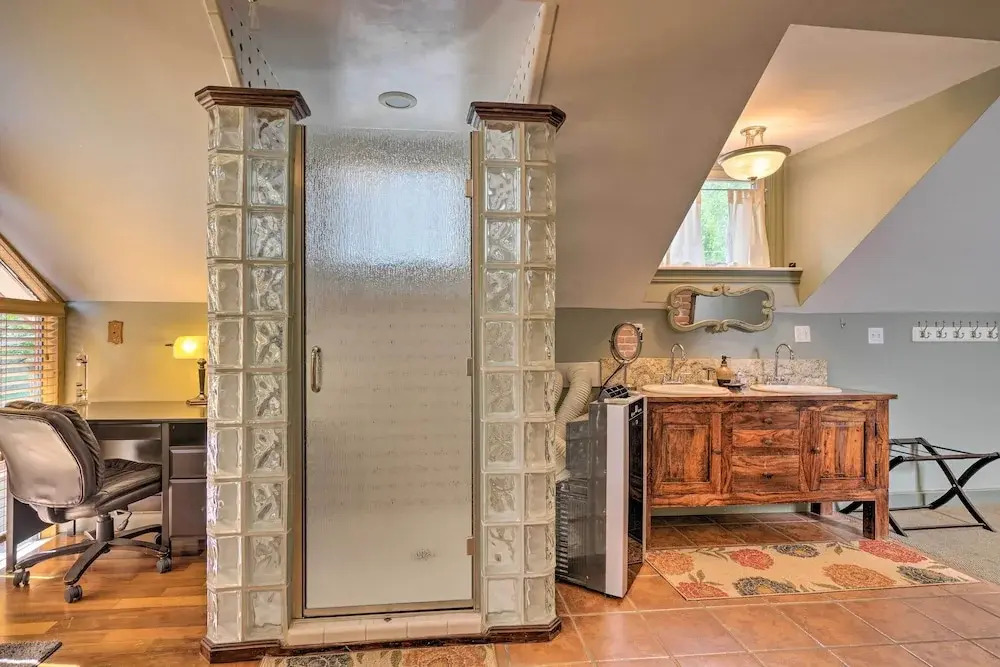Historic Manitou Springs Victorian: Walk Downtown!