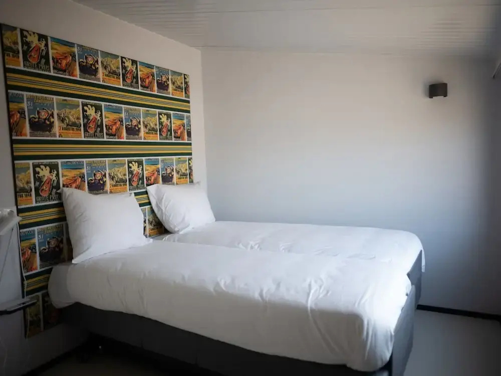 Modified, Modern Lodge Near the Beach