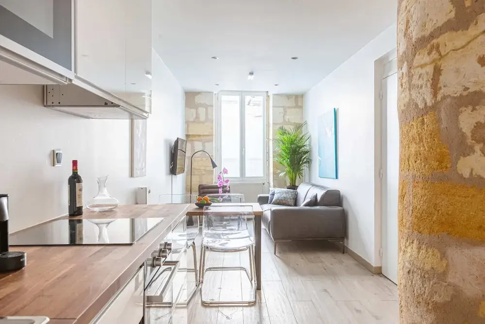Beautiful apartment near train station by GuestReady