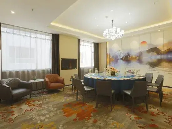 Yining Yili Huacheng Grand Hotel (People's Square)