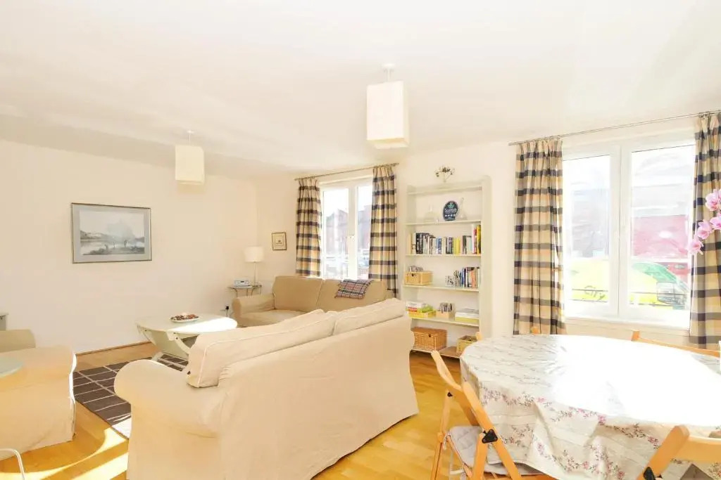 202 quiet 2 bedroom property in residential area with secure private parking