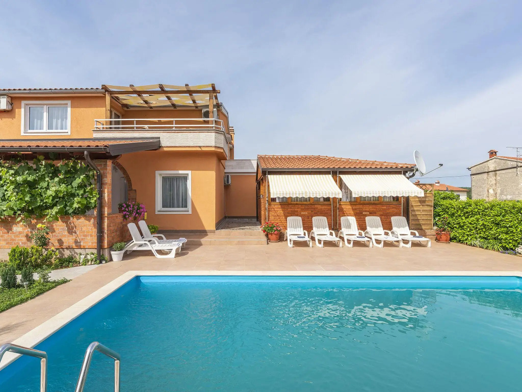 Apartment for two to four people, with shared pool and courtyard