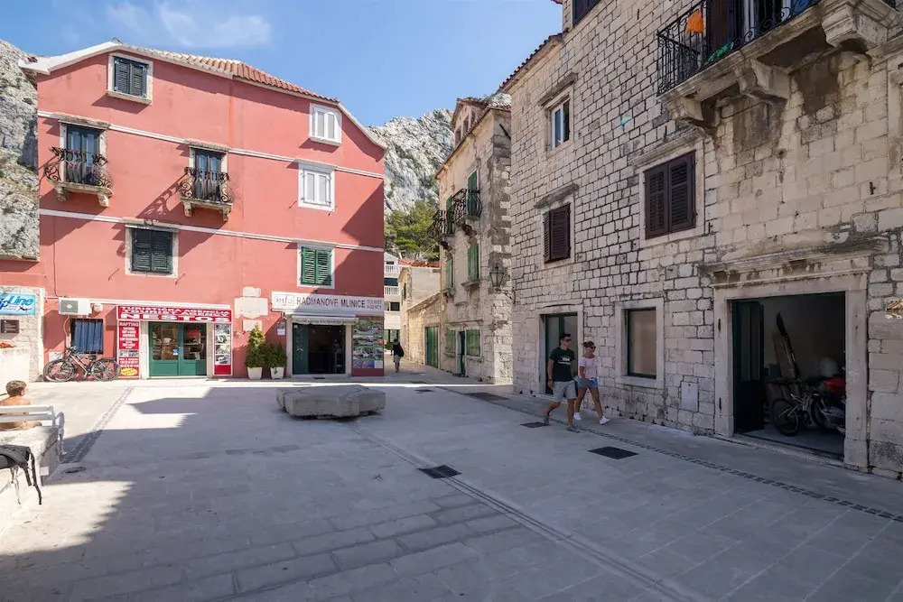 Apartments Petea Omis