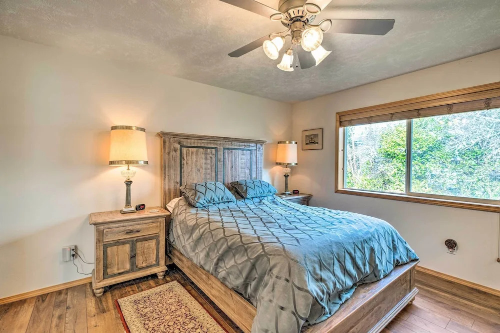 Hammond Home 2 Blocks to Marina & Columbia River!