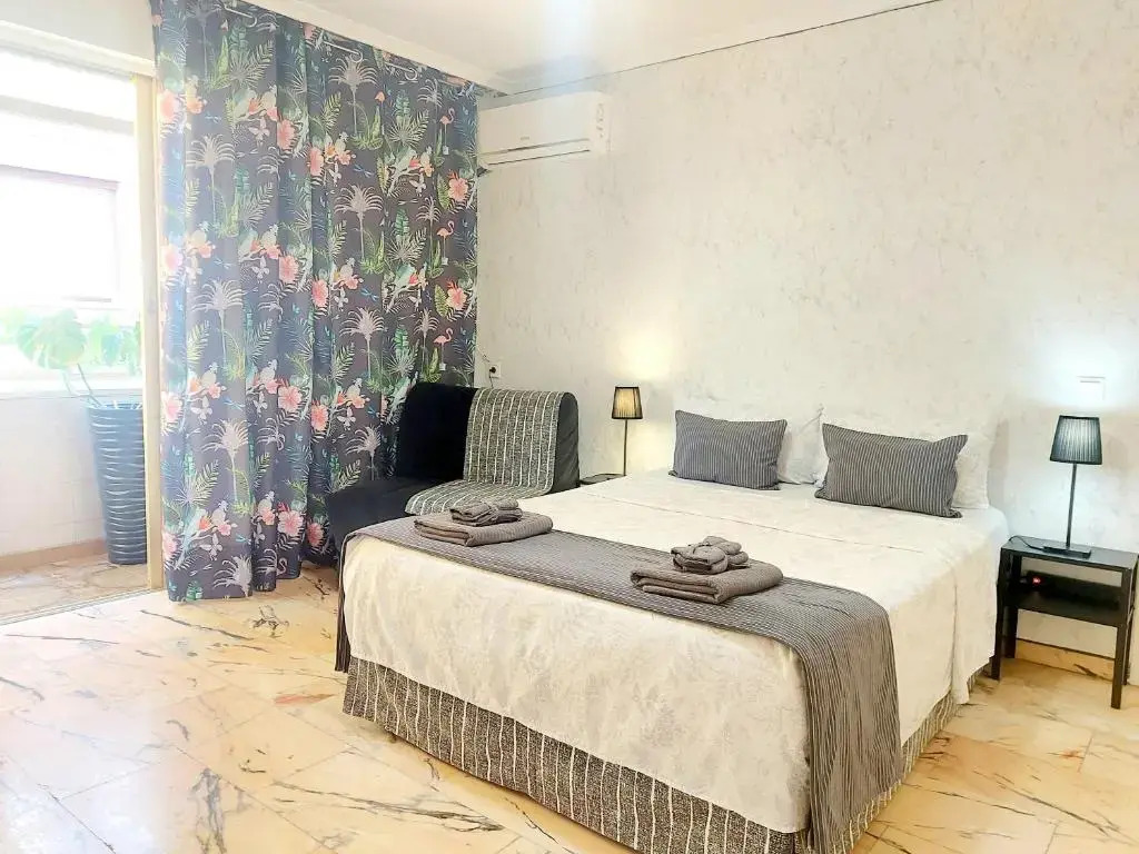 Gloria Host House