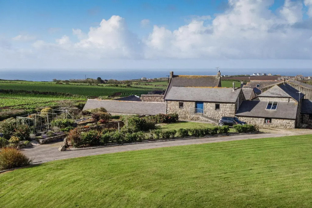 Spacious barn conversion, walk to 3 beaches