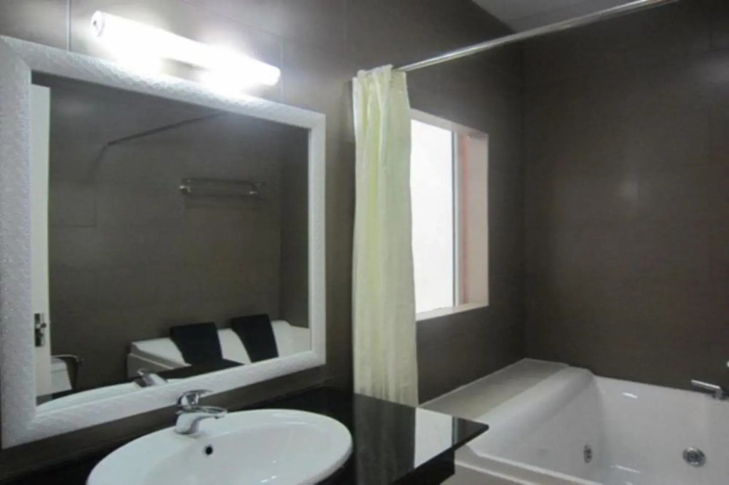 Queen Central Apartment Hotel