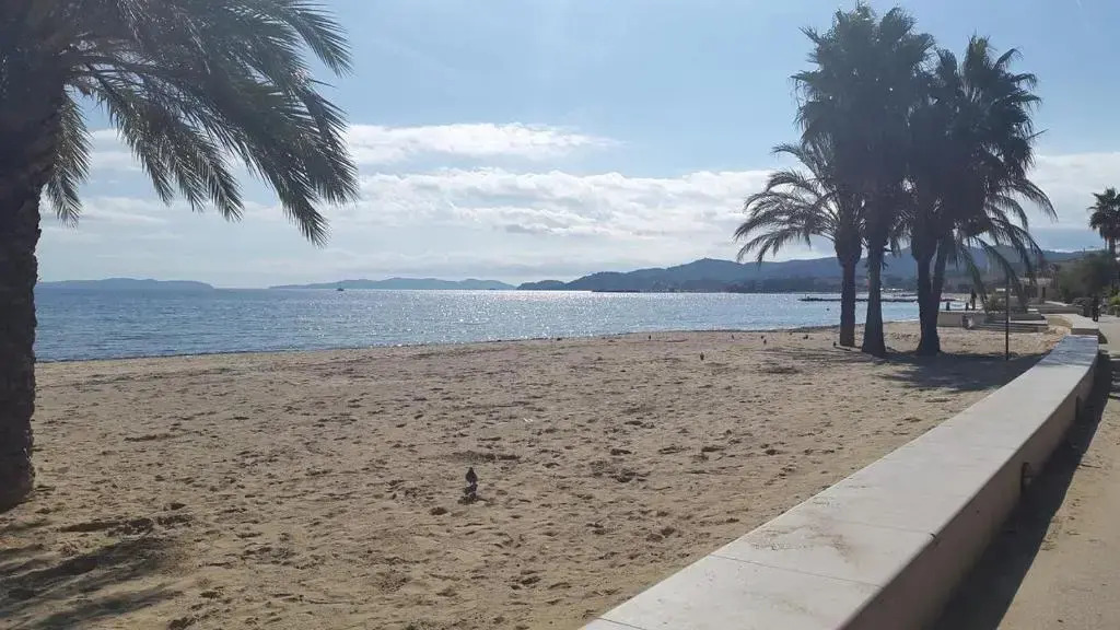 MAZET DE LA MER 54M2 LAVANDOU 100M PLAGE avec PISCINE