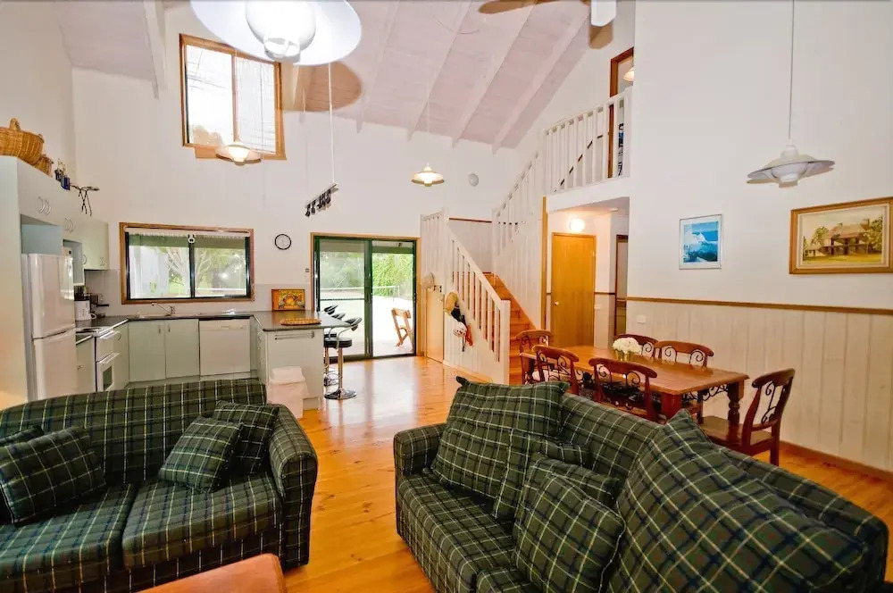Cliff House Cottage - Modern Metung Retreat