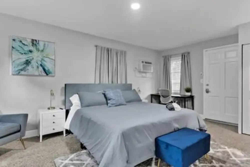427 NE 107th Studio 6BR 3BA 7 Beds Pool Parking 2 Kitchen