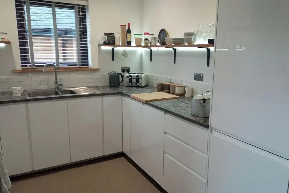 2 Bed Cottage Sleeps 4 -Private Garden -Pets Okay