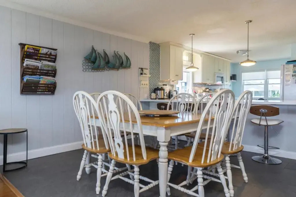 Breezy Oaks by Oak Island Accommodations
