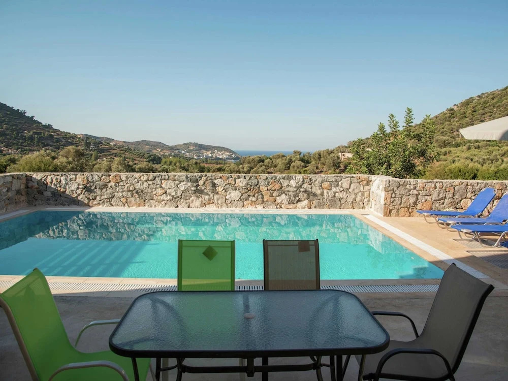 Beautiful new Stone Villa, Large Private Pool, Privacy, View of bay Bali, NW