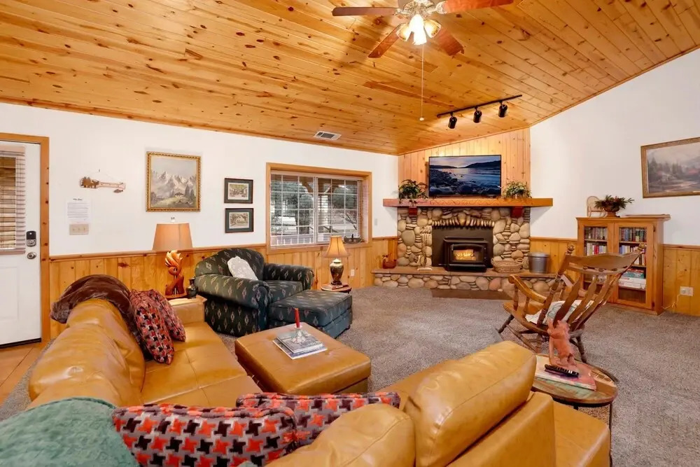 2242 - Happy Hour Inn 3 Bedroom Home by Redawning