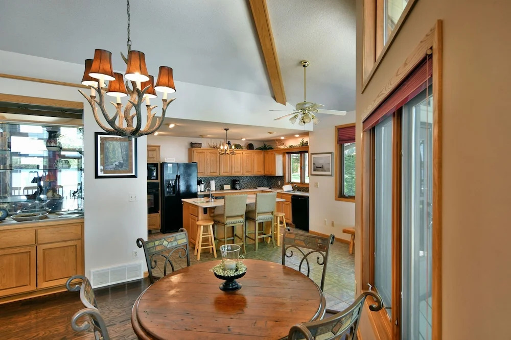 Cheif Lake Lodge 4 Bedroom Home by RedAwning