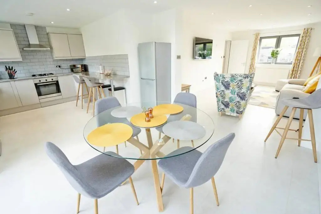 Home From Home - 4 Double Bed House with Parking