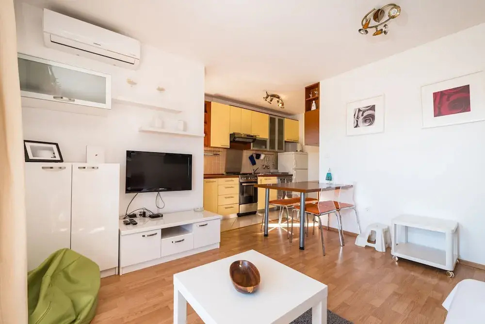 Mirella Cosy Apartment With Two Bedrooms
