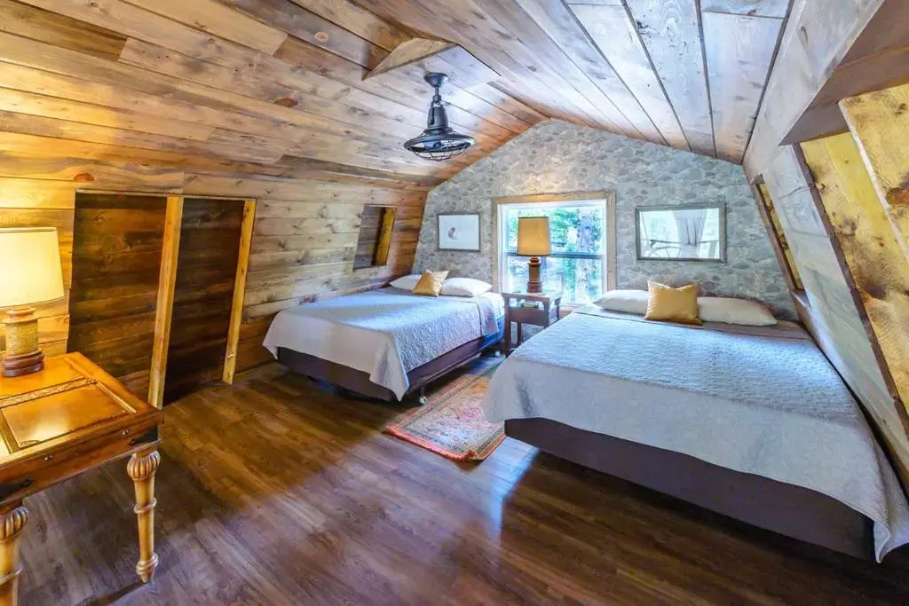 Cozy Cabin Near Bryce and Zion sleeps 4 adults