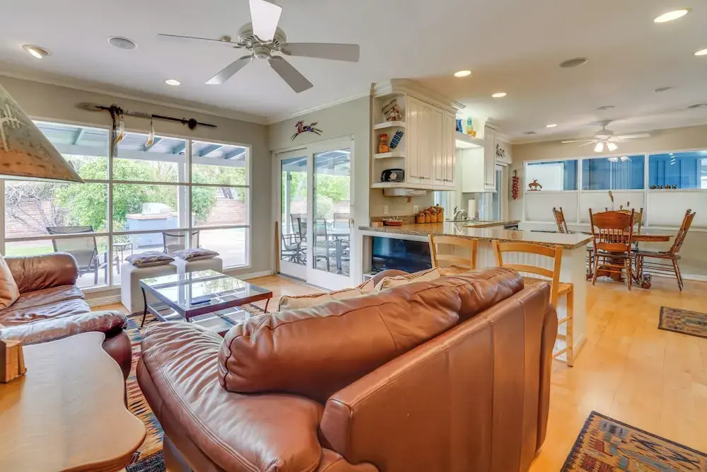 Pool & Outdoor Kitchen: Home 10 Mi to Dtwn Phoenix