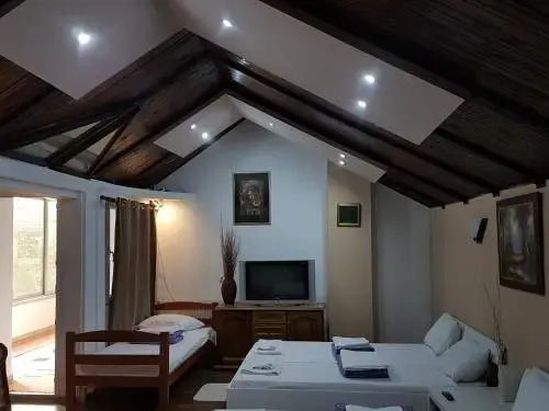 Lira Inn