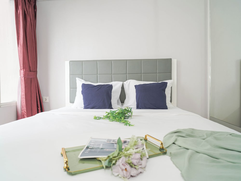 Serene Red Vibe 2Br At Apartment Nifarro Park