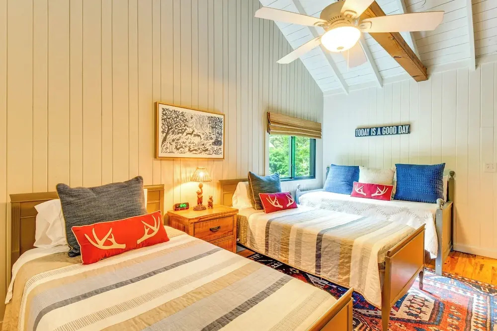 Tranquil Highlands Cottage w/ Fire Pit & Stream!