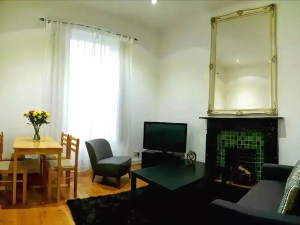 Fresh 2 Bedroom Flat in Victoria - Zone 1