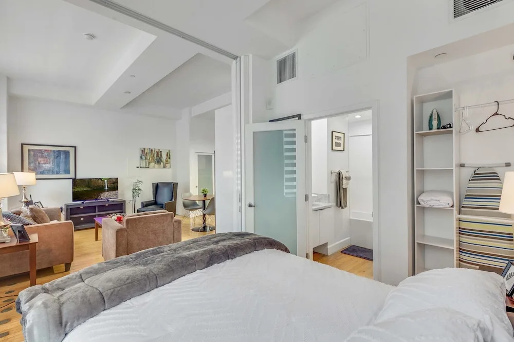 Stylish Deluxe 1BR At HWH by Oneluxstay