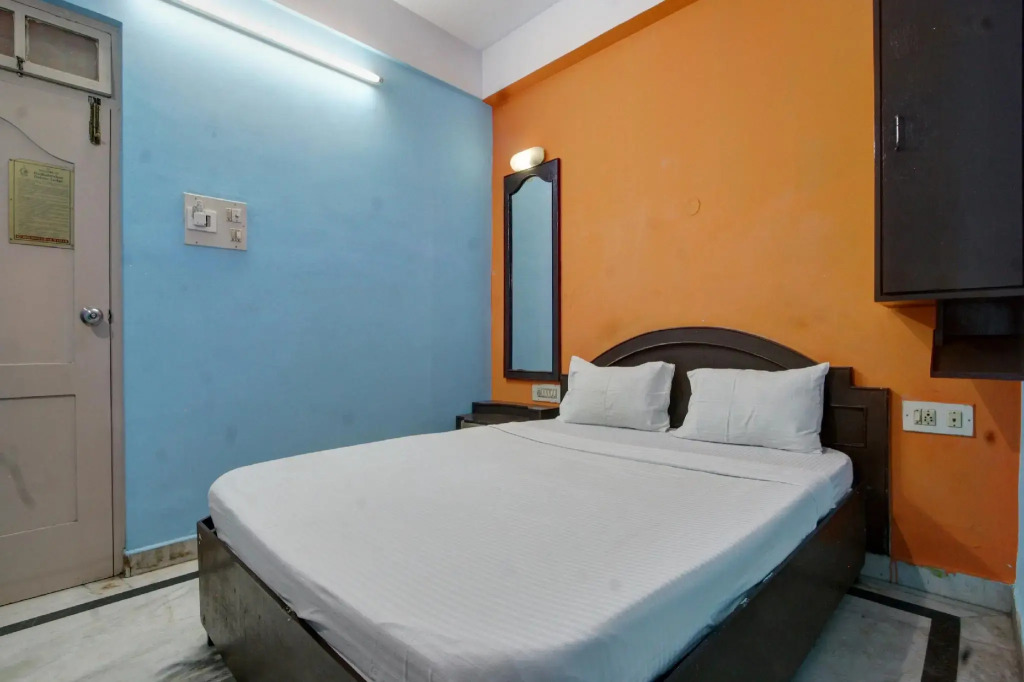 SPOT ON 39787 Radha Krishna Deluxe Lodge