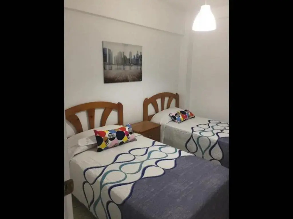 15 Minutes Walk to the City Centre and Beach 3 Bedroom Apartment Deluxe -esp1yr