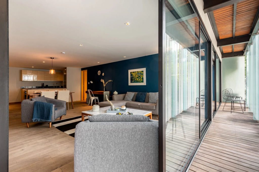Executive 1BR Oasis With Kitchen & Private Balcony