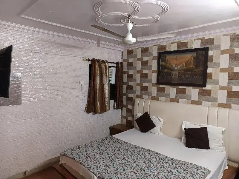 Hotel White Palace,Nizamuddin Railway Station