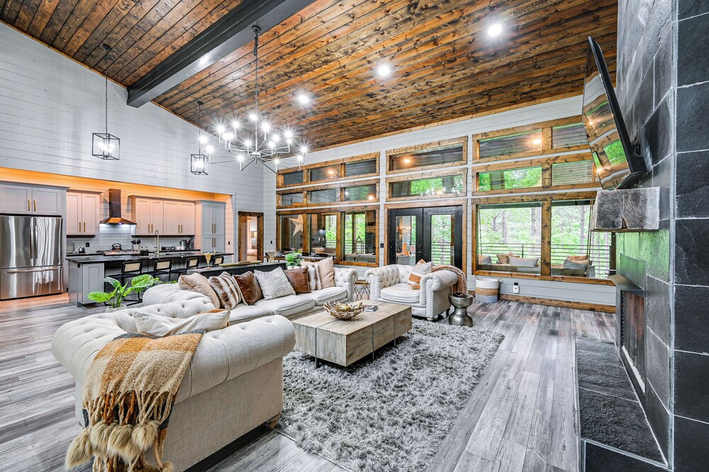 Luxe Broken Bow Vacation Rental: Hot Tub & Pets OK