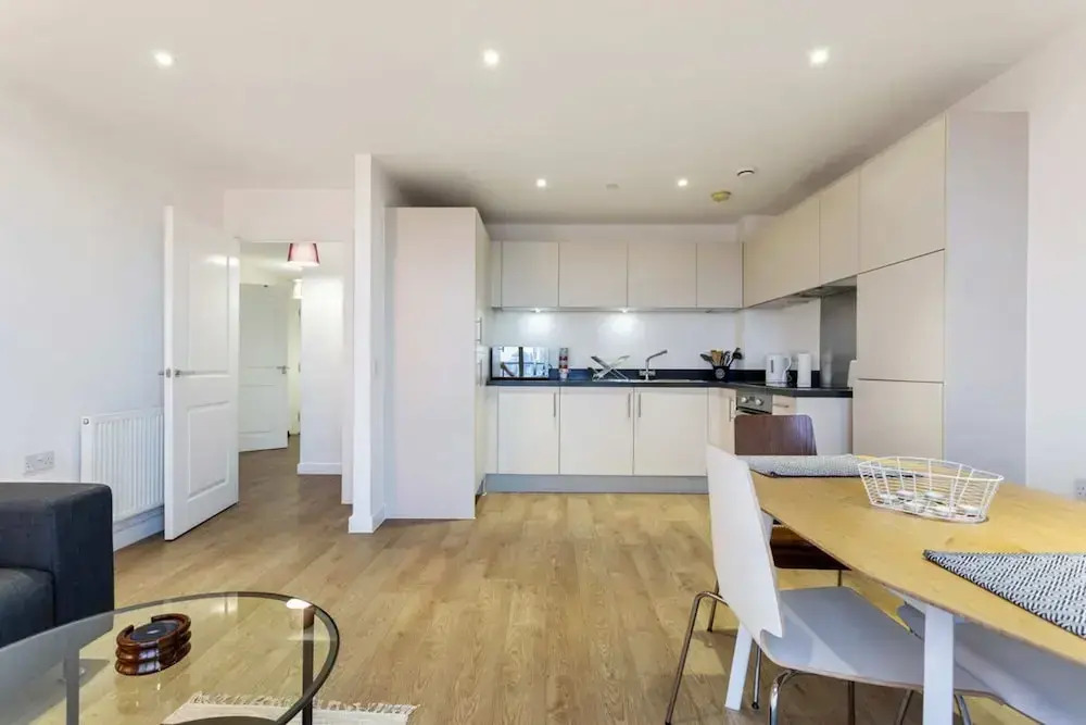 Modern 1 Bedroom Apartment Near Canary Wharf With Balcony