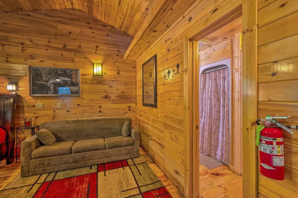 Ideally Located Broken Bow Cabin Private Hot Tub