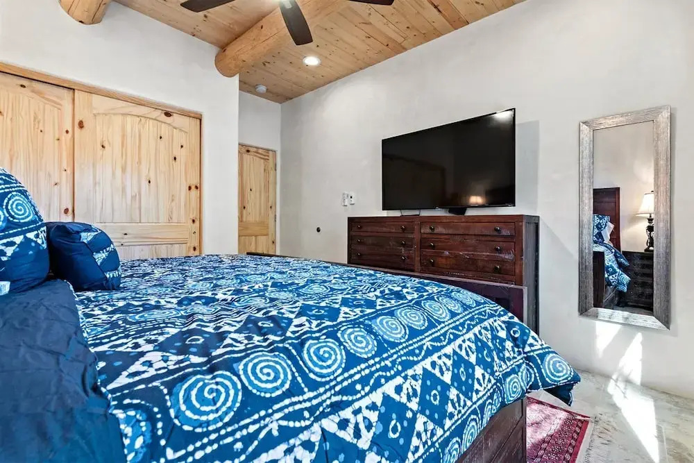 Bonita - Stunning Contemporary Home, Six Blocks From The Plaza