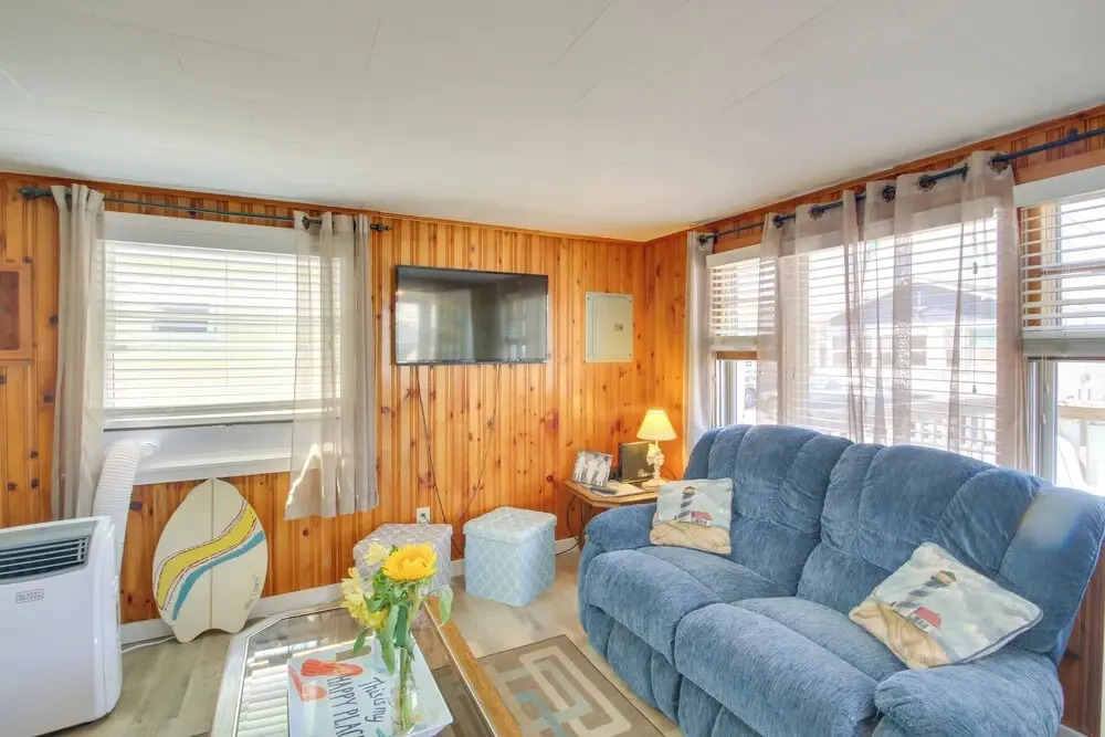 Cozy Hampton Cottage - Walk to Beaches & Marina!