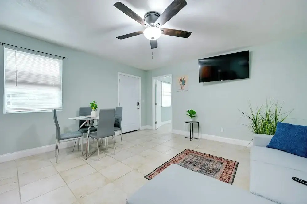 Modern Tampa Apartment ~ 3 Mi to Busch Gardens!